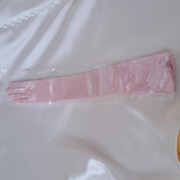 Pink satin gloves - Picture 2 of 3